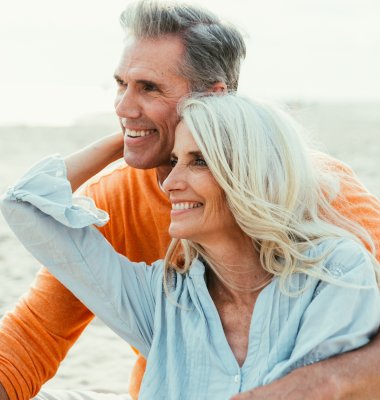 Couple de personnes âgées sur la plage