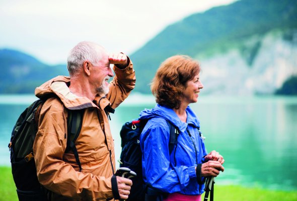 Paar mittleren Alters beim Wandern