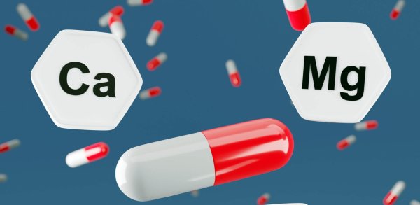 Kapseln auf einem blauen Hintergrund mit der Aufschrift Kalzium (Ca), Magnesium (Mg)
