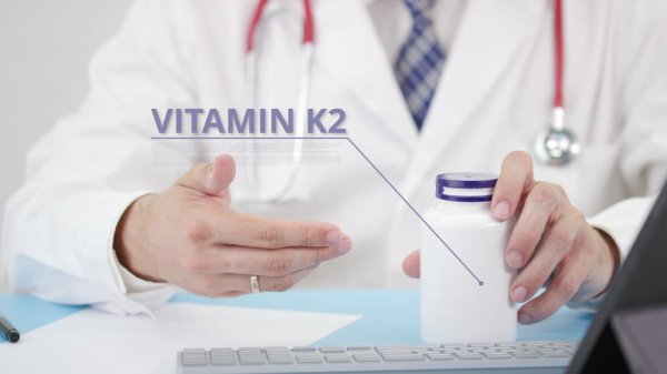 Arzt mit einer Dose Vitamin K2 