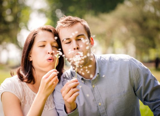 Homme et femme avec une tête de pissenlit