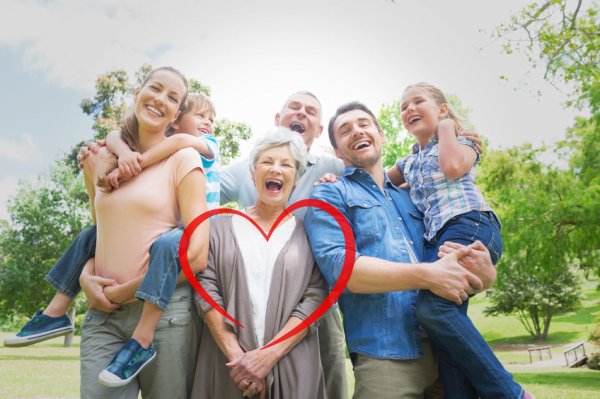 Personen aus verschiedenen Generationen im Freien. Im Vordergrund ist ein rotes Herz abgebildet.