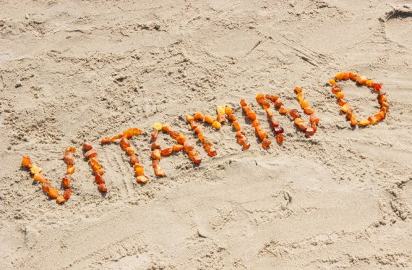 Schriftzug Vitamin D im Sand