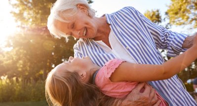 Oma und Enkelin tollen im Freien