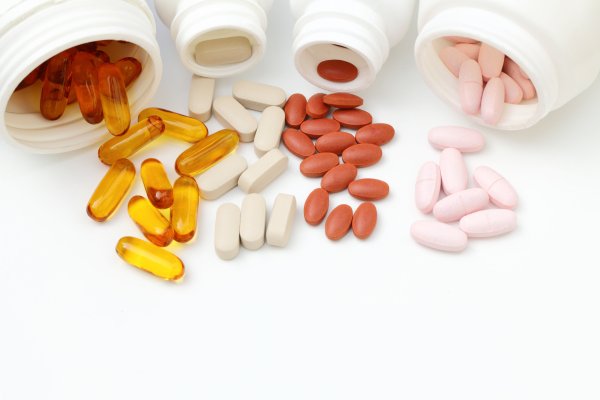 verschiedene Tabletten und Kapseln auf einem Tisch