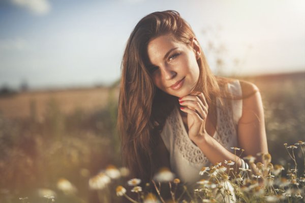 Femme dans un champ de fleurs