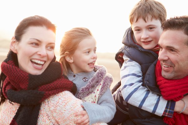 Familie draussen im Herbst beim Spazieren