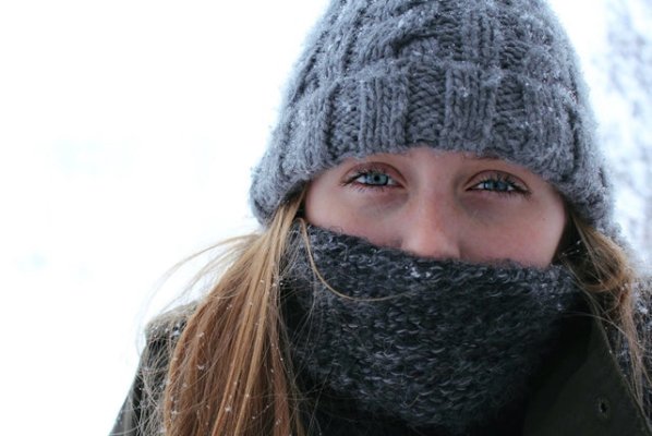 Frau mit Winterm&uuml;tze und Schal