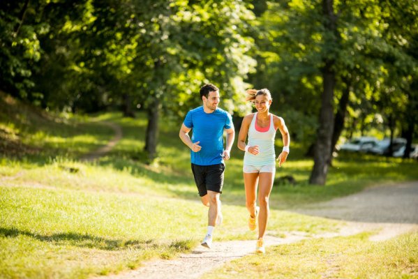 Eine Frau und ein Mann am Joggen