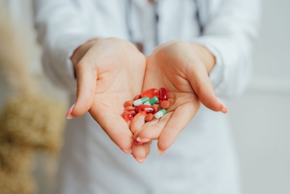 verschiedene Vitamin-Pr&auml;parate in den H&auml;nden einer &Auml;rztin