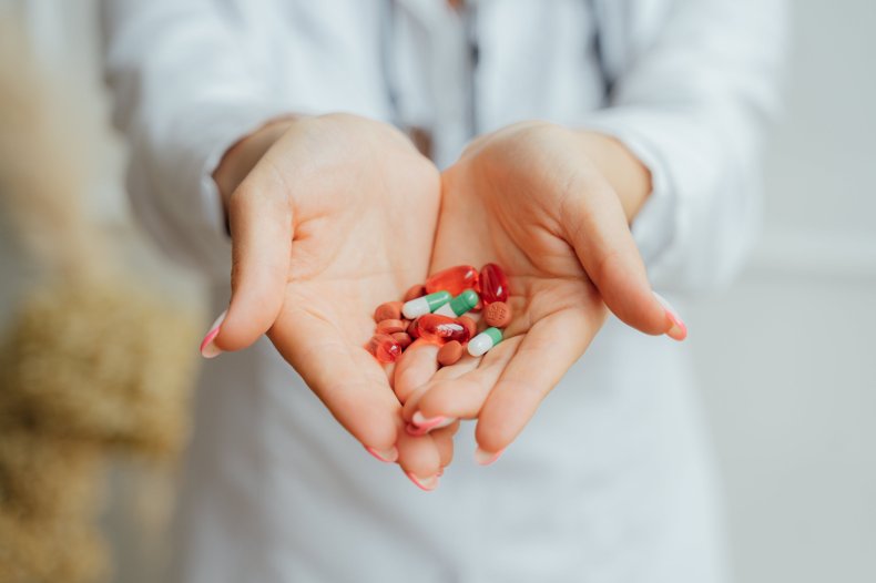 verschiedene Vitamin-Pr&auml;parate in den H&auml;nden einer &Auml;rztin