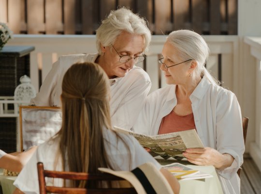Ältere Frau mit Ehemann und Enkel