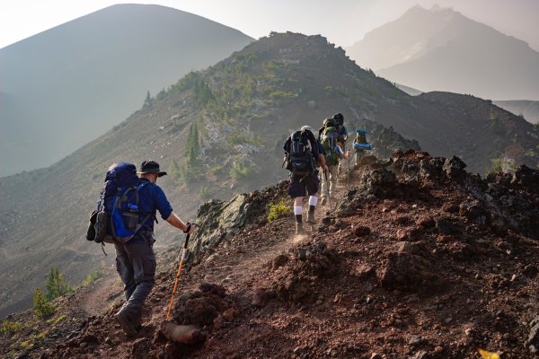 Gruppe Wanderer auf dem Weg auf den Gipfel im Sonnenuntergang