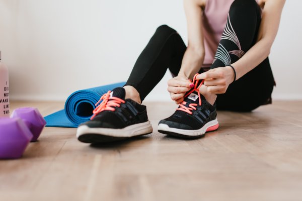 Une femme enfile sa tenue de sport