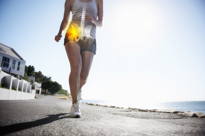 Frau joggt am Seeweg entlang, durch Farbe ist der Fokus auf das Hüftgelenk gelegt.