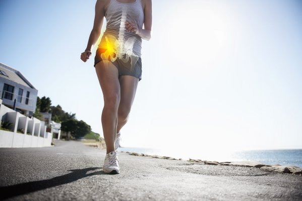 Frau joggt am Seeweg entlang, durch Farbe ist der Fokus auf das H&uuml;ftgelenk gelegt.
