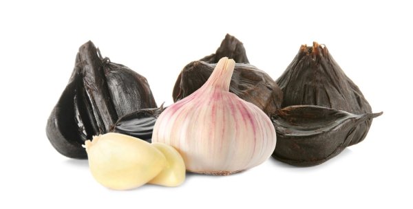 Foto von schwarzem und weissem Knoblauch