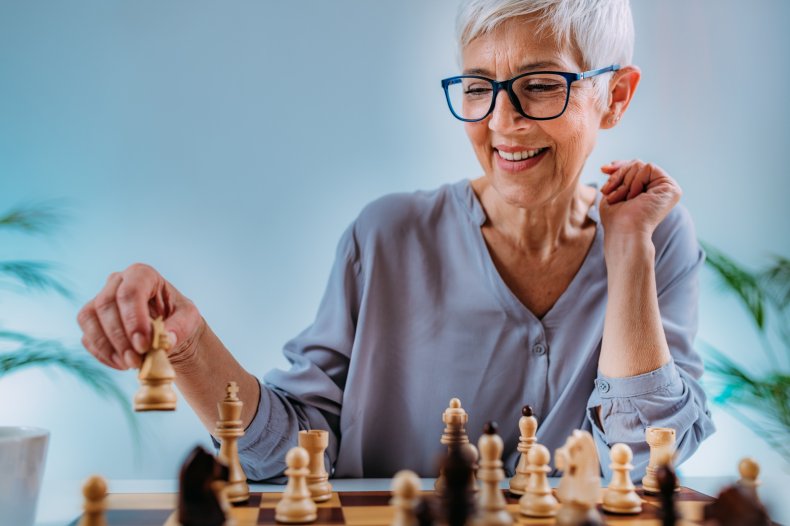 &Auml;ltere Frau mit Brille beim Schachspielen