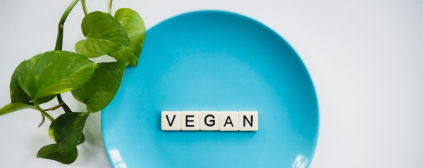 Ein Teller auf dem in grossen Buchstaben "Vegan" steht