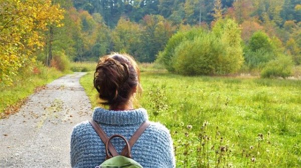 Frau in der Natur